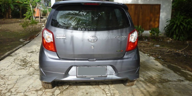 Agya dari Belakang
